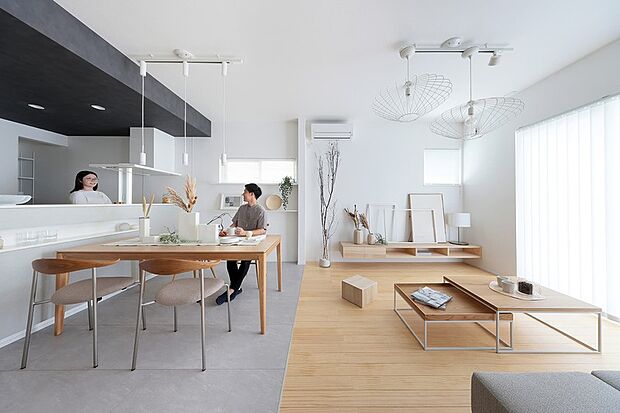 ダイニング・キッチンの床に非木質系意匠のフローリングを採用