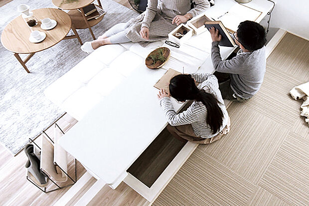 【自分時間が過ごせる段差空間/ステージ】
リビングと段差で緩やかに仕切ったステージ。リビングにいる家族とコミュニケーションを取りながら、堀机を使って趣味や仕事に取り組めます。※号棟により採用状況が異なります。