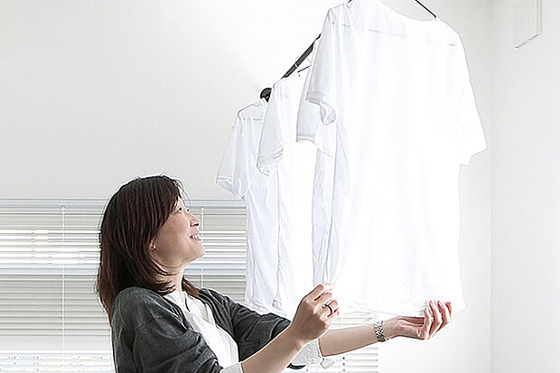 【自由空間のマルチルーム/スマート】
マルチな使い方ができる続き間空間。テキスタイルフロアなので子どもの遊び場、趣味のヨガスペース、家事室など、目的に応じて多彩に使えます。※号棟により採用状況が異なります。