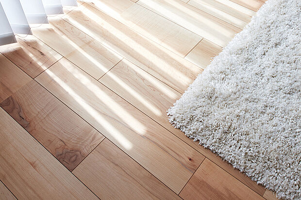 【銘木フロアーラスティック】
サイズの異なるピースで構成された表面材が床に多彩な表情をもたらします。ぬくもりのあるオイル塗装の風合いを宿したラスティック塗装により、耐久性とお手入れのしやすさを実現。