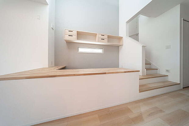 【【ステージリビング】】リビングの一角に設けた一段高いステージ空間。家族とほど良い距離感で仕事や勉強に集中でき、ステージをベンチにすれば、リビングにいる家族と会話も弾みます。※号棟により採用状況が異なります。