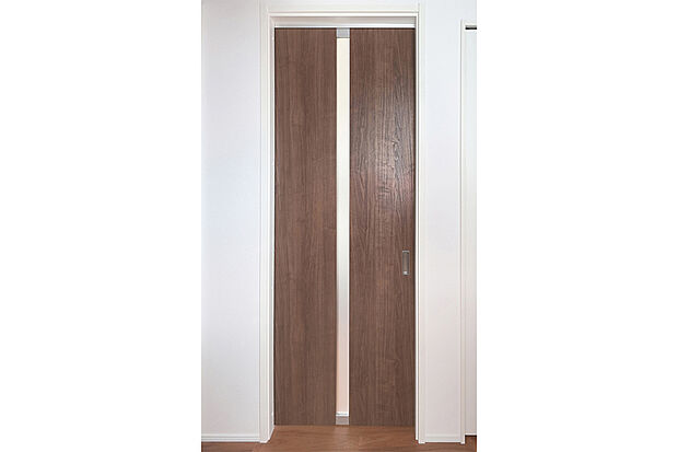 【【2.3mのハイドア】】リビングの開放感を演出するハイドアは、高級感あふれるデザイン性に加え、ファインモーション対応で開け閉めの快適性や安全性にも配慮。