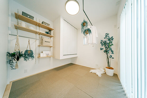 【【19号棟/マルチルーム】】やわらかな光が差し込む空間は、ヨガやストレッチに最適。リビングとつながりながらも心が整う、静けさと開放感を兼ね備えた一室です。