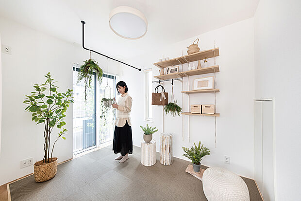 【変化する暮らしも楽しむ自在空間】【マルチルーム】リビング隣のマルチルームは、戸の開閉で続き間にも独立空間にも切り替え可能。ハンギングレールやマルチシェルフを備え、家事や趣味など生活に合わせて多彩に使えるプラスワンルームです。