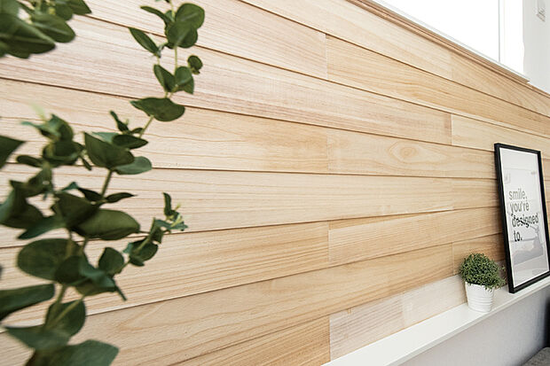 【【KIRINOKA/シルキーウッド】】自然木本来ナチュラルな色合いで木の素材感や美しさ、肌触りを活かしたシルキーウッドをブックシェルフに施しました。