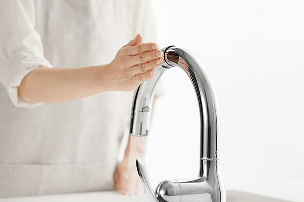 【【タッチレス蛇口一体型浄水器】】スタイリッシュな空間にあるミニマルなデザイン。側面についたセンサーで楽々操作。引き出してハンドシャワーとしても利用できます。省エネ性と操作性が魅力の水栓を採用しました。