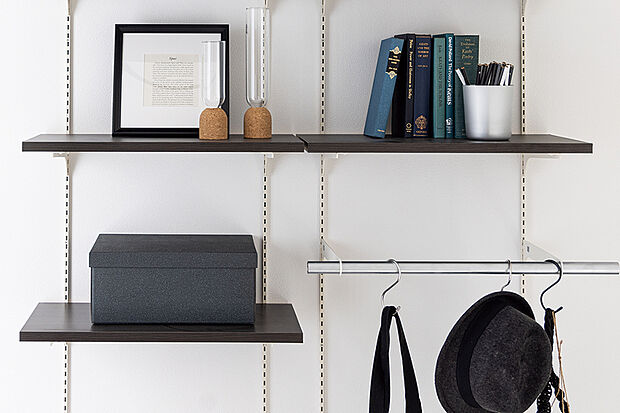 【【マルチシェルフ】】棚の高さを自在に調整できる可動式収納です。衣類やかばんなどを掛けることもでき、使う人や用途に合わせてマルチに使うことができます。※号棟により採用状況が異なります。