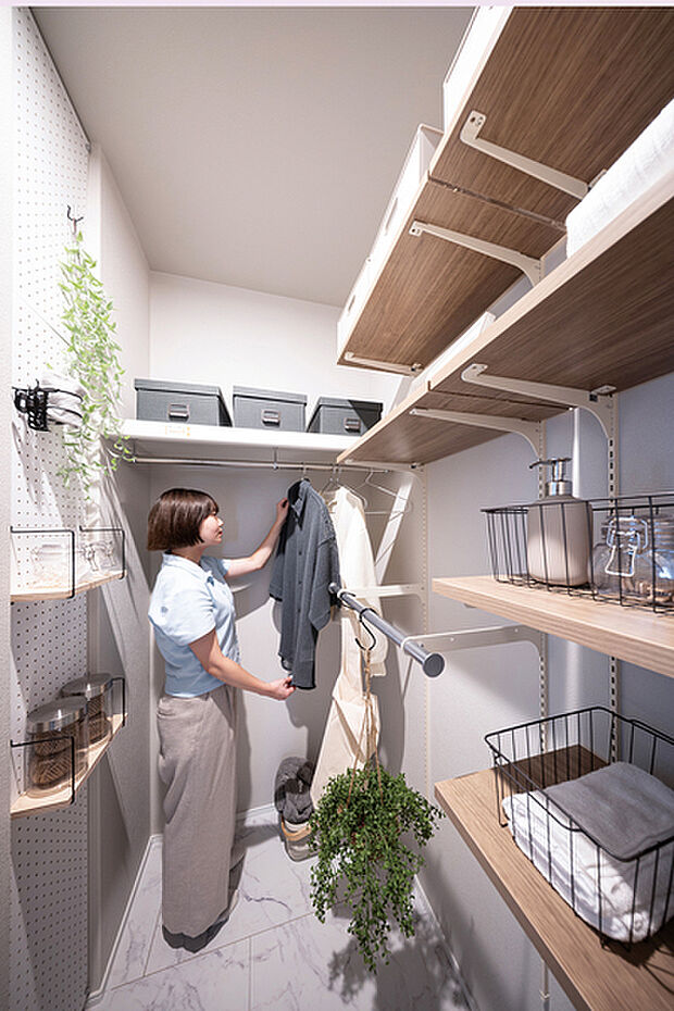 【【フレックスルーム】】テキスタイルフロアが心地よい多目的に使えるフレックスルームは、趣味や仕事場に最適。隣接するファミリーストレージには、有孔ボード・枕棚・マルチシェルフを完備。家族の荷物を一括管理しながら、自分らしく機能