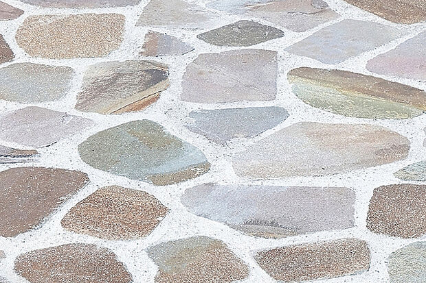 【ジャワ鉄平】天然石ならではのシックな色合いとリズミカルな乱形が魅力です。