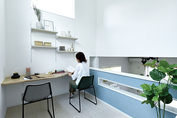 【フロートリビング】リビングから階段を経てつながる秘密基地のような空間。適度な籠もり感もあるので、勉強やテレワークなどの集中したい時にも重宝します。