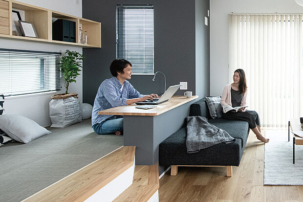 【堀机カウンター】足を伸ばしながら作業や勉強することができ、リビングで過ごす家族との会話を楽しみながら、趣味などの自分時間も堪能できます。