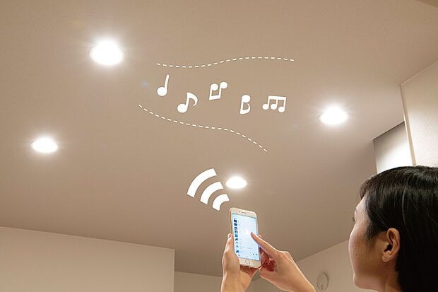 【【スピーカー付ダウンライト(リビング)】】リビングの照明としての役割に加え、Bluetoothで接続して音楽を再生できる高品質スピーカー付きダウンライトを設置。家族で音楽を楽しんだり、家事をしながらお気に入りのBGMを楽しめます。