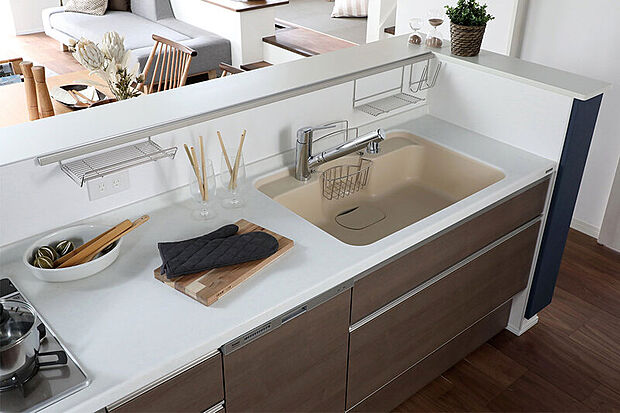【【Toclas Kitchen Bb】ワイドオープンキッチン】スタイリッシュで使い勝手の良いキッチン。美しさと強さ、お手入れのしやすさを兼ね備えた人造大理石ワークトップを採用。熱や水、汚れに強く、毎日の家事を楽しくしてくれます。※号棟により採用状況が異なります。
