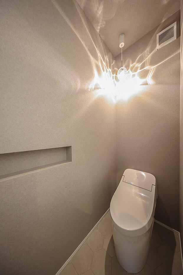 【【内観写真】住まいラボ施工例Photo】トイレを1・2階に配置。利用が重なる時間帯や来客中も、気兼ねなくご利用いただけます。