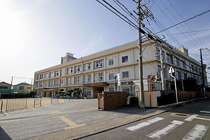 和歌山市立四箇郷小学校 約560m(徒歩7分)
