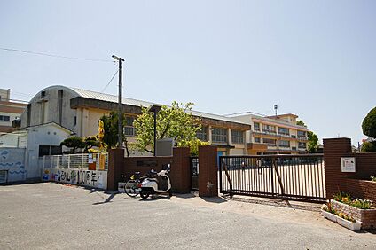 和歌山市立砂山小学校 約720m(徒歩9分)
