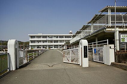 岩出市立岩出第二中学校 約1520m(徒歩19分)