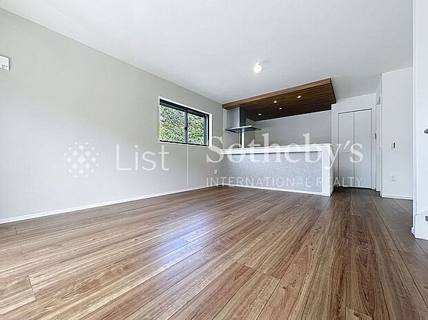 ■リビング■(1号棟)ご家族みんなで長い時間を過ごすリビングは一番居心地のいいものであって欲しいですね。開放感のある広々リビングに光と風を呼び込みます。