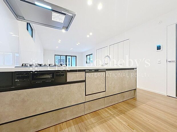 ■キッチン■料理をしながら会話ができる、オープンキッチン。壁を取り払うことで、より開放的なキッチン・ダイニングスペースが生まれます。