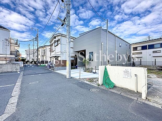 ■前面道路■ゆとりある前面道路は開放感を演出!陽ざしがたっぷり差し込み明るいお住まいが実現します。