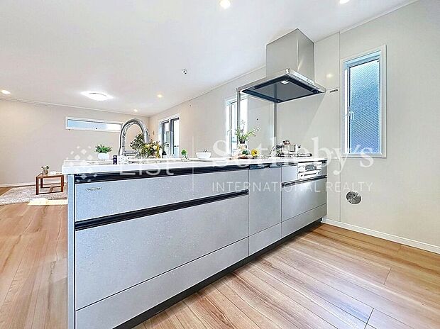 ■キッチン■料理をしながら会話ができる、オープンキッチン。壁を取り払うことで、より開放的なキッチン・ダイニングスペースが生まれます。