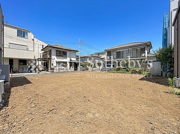 ■現地写真■未来の暮らしが少しずつ形に。完成までのプロセスも見守れる安心感があります！※掲載画像はAI加工を施しております。実際の形状・色味・空模様・陽当たり等と異なる場合があります。