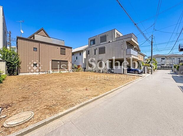 ■現地写真■家族の笑顔が集まる、機能的＆快適な都市型住宅♪※掲載画像はAI加工を施しております。実際の形状・色味・空模様・陽当たり等と異なる場合があります。