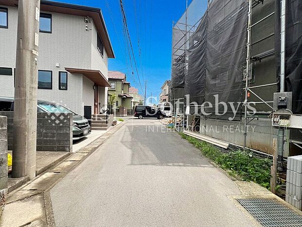 ■前面道路■ゆとりある前面道路は開放感を演出!陽ざしがたっぷり差し込み明るいお住まいが実現します。※掲載画像はAI加工を施しております。実際の形状・色味・空模様・陽当たり等と異なる場合があります。