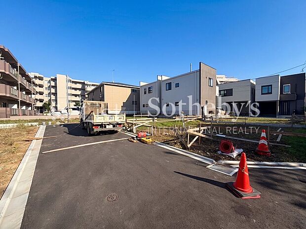 ■現地写真■現在建築中です!周辺環境含めご見学可能です!※掲載画像はAI加工を施しております。実際の形状・色味・空模様・陽当たり等と異なる場合があります。