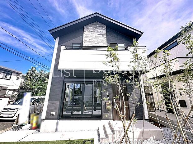 【外観】■外観■閑静な住宅地に堂々と佇む家。豊かな居住性と、クオリティが見事に調和した住空間は、住まうことの喜びを感じさせてくれます。ご不明点・現地見学のご希望は、お気軽にお問い合わせください。