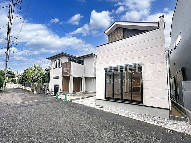 【外観】■外観■閑静な住宅地に堂々と佇む家。豊かな居住性と、クオリティが見事に調和した住空間は、住まうことの喜びを感じさせてくれます。ご不明点・現地見学のご希望は、お気軽にお問い合わせください。