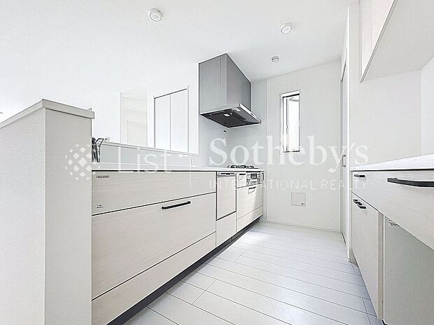 【キッチン】◆キッチン◆ビルトイン食洗機付きシステムキッチンになります!収納がとても豊富で調理器具などかさばりやすい物や調味料のストックなどの収納もできとても便利になります!