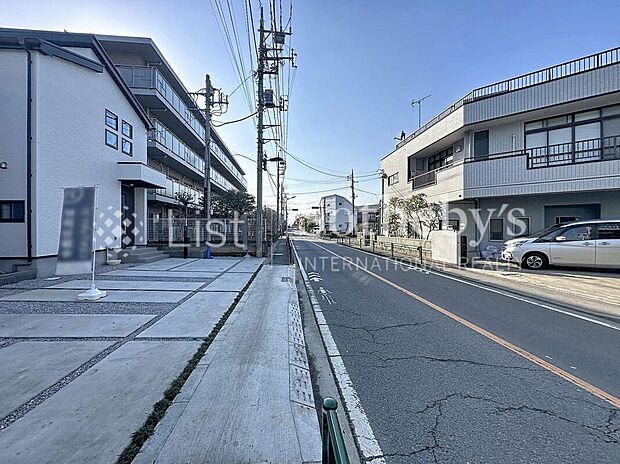 【前面道路含む外観】■前面道路■ゆとりある前面道路は開放感を演出!陽ざしがたっぷり差し込み明るいお住まいが実現します。