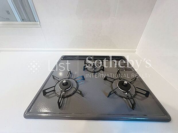 【その他設備】◆同時に複数調理できて時短になる3口コンロ仕様。忙しい暮らしでも手際よく料理がはかどります。