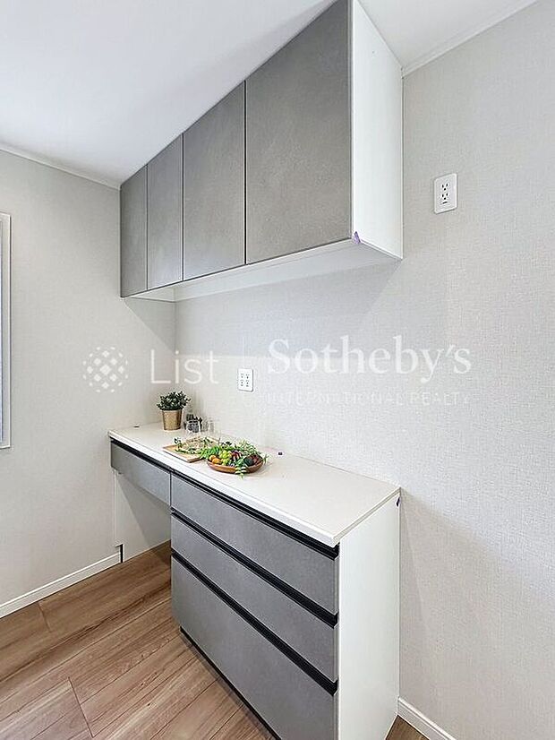 【その他設備】◆キッチン背面には収納豊富なカップボードが標準装備。キッチンと同じ面材を使用していて統一感も◎豊富な収納スペースでキッチンがすっきりと保てます。