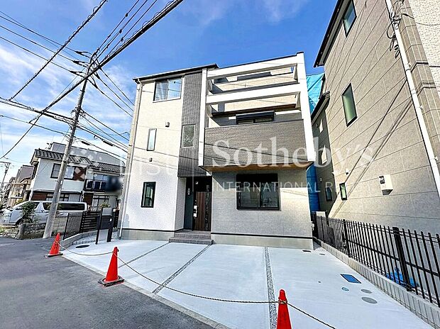 【外観】■外観■閑静な住宅地に堂々と佇む家。豊かな居住性と、クオリティが見事に調和した住空間は、住まうことの喜びを感じさせてくれます。ご不明点・現地見学のご希望は、お気軽にお問い合わせください。