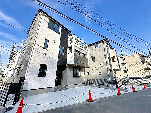 【前面道路含む外観】■前面道路■ゆとりある前面道路は開放感を演出！陽ざしがたっぷり差し込み明るいお住まいが実現します。