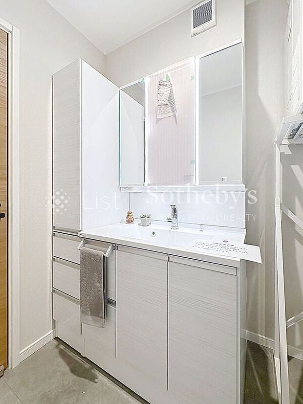 【洗面】■パウダールーム■収納力と機能性に優れた三面鏡付き洗面化粧台♪鏡裏は収納になっていて、水周りもスッキリ整理できますね！