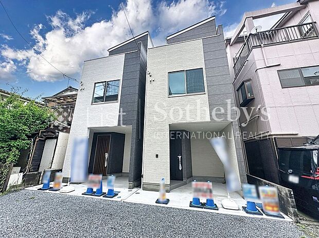 【外観】■外観■閑静な住宅地に堂々と佇む家。豊かな居住性と、クオリティが見事に調和した住空間は、住まうことの喜びを感じさせてくれます。※画像は一部イメージ加工を行っており、実際とは異なる場合があります。