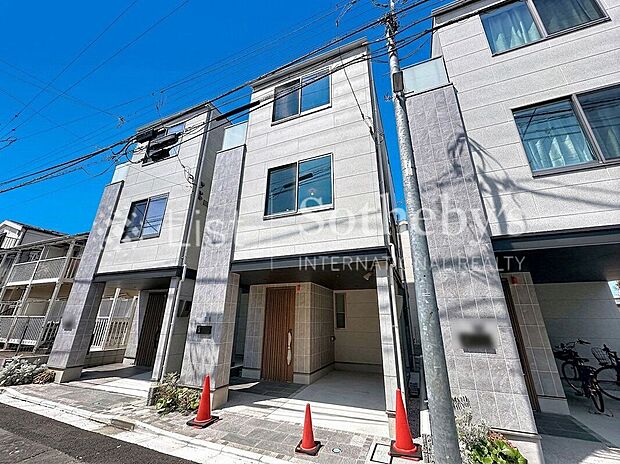 【前面道路含む外観】■前面道路■車通りも落ち着いた道路に面し、駐車もスムーズにできそう!※掲載画像はAI加工を施しております。実際の形状・色味・空模様・陽当たり等と異なる場合があります。