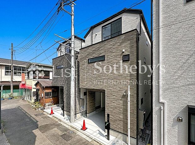 【前面道路含む外観】■前面道路■ゆとりある前面道路は開放感を演出!※掲載画像はAI加工を施しております。実際の形状・色味・空模様・陽当たり等と異なる場合があります。