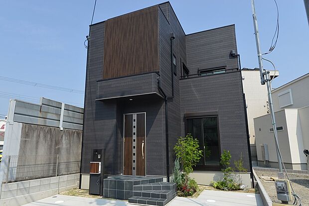 現地モデルハウスご案内中！屋上庭園は人目を気にせず、思いっきり家族で楽しめる空間です。またファミリークローゼット・シューズクロークもあるので、朝の身支度も楽々です。（2025年7月撮影）