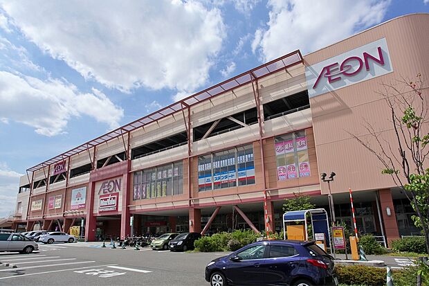 7:00~24:00まで営業のマックスバリュが併設された複合施設。帰りが遅くなってもお買い物ができて嬉しい施設です。イオンタウン東大阪まで徒歩4分~5分(約290m~約350m)※2014/6撮影