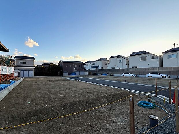 【現地】現地は第一種低層住居専用地域で、住み心地の良い閑静な住宅街です。ゆとりの土地面積30坪～36坪で、住みたい家が創れる邸別設計の街。限定7区画の庭付き2階建てタウン。（2025年2月撮影）