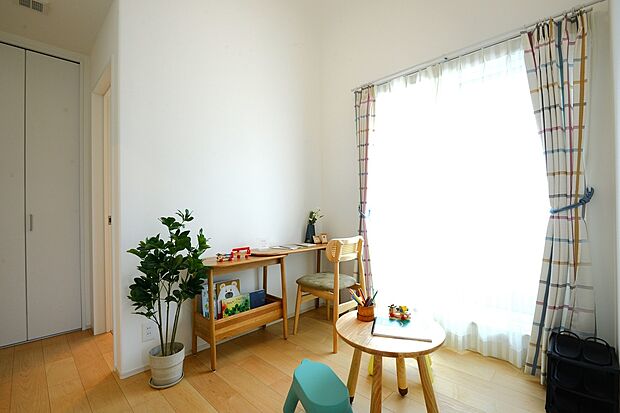 【2Fファミリーホール】2階の中央には広間を設けて、1階のリビングでなくても、ご家族が気軽に集うことができる間取り設計になっております。現地モデルハウス53号地(2025/10撮影)