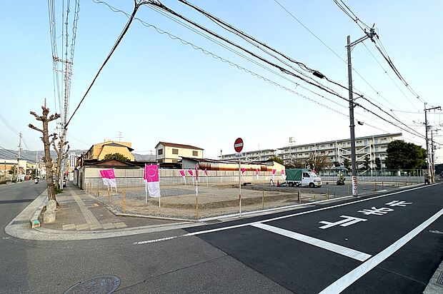 【【公園隣接の街】】分譲地の南側に青山第1公園が隣接。春には美しい桜が咲き、お子様の遊び場に嬉しい公園です。※現地(2025/3撮影)