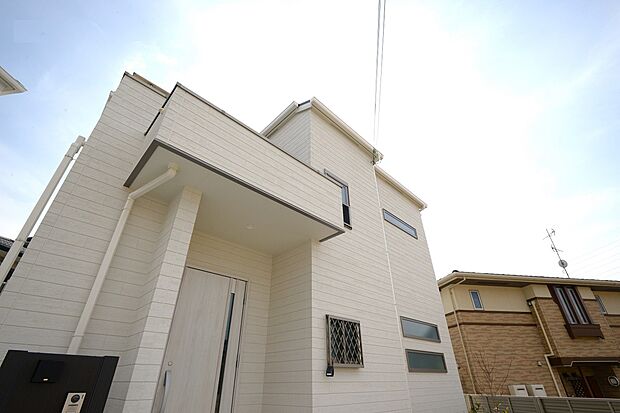 【建売住戸ご見学ご予約受付中です！】ホワイトの外壁で洗練された佇まいの住戸です。ご見学ご予約受付中。お気軽にお問い合わせください。※８号地写真（2026/2撮影）