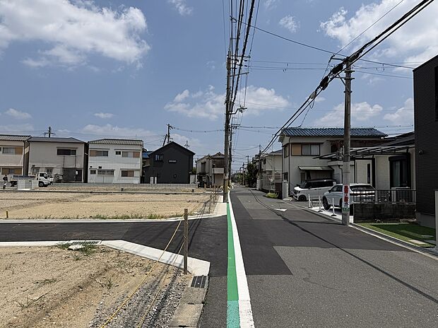【見通しのよい前面道路で安心感のある暮らし】5.5m超の前面道路は見通しがよく、車のすれ違いも容易な道となっております。(2026年7月撮影)