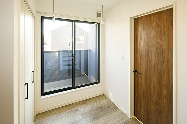 【【ランドリーホール】】天井空間を利用して室内干しができます。 使用しない時は、天井からポールを取外せるので お部屋の美観を損ないません。花粉の時期、夜干しにも利用出来る、便利なアイテム♪