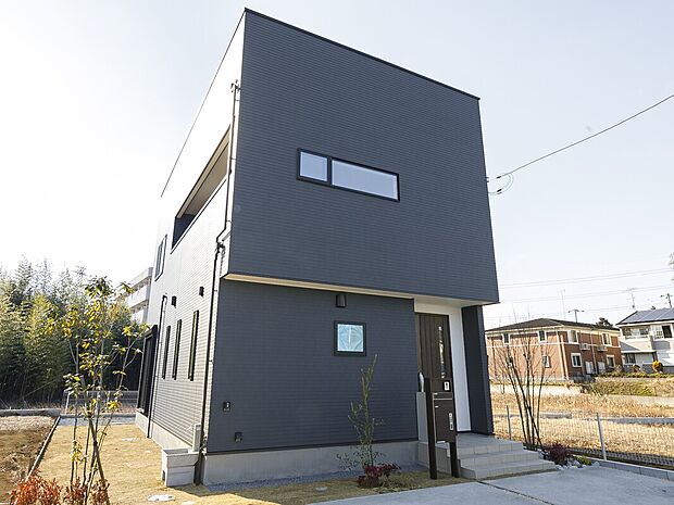 【\月々6万円台~叶う/】~セミオーダー住宅で理想のマイホームを♪~
建売の手軽さ+注文住宅の自由度を融合!
外観・内装・間取りを選べ、分かりやすい価格設定で安心のマイホーム計画を♪
大人気の屋上リビン